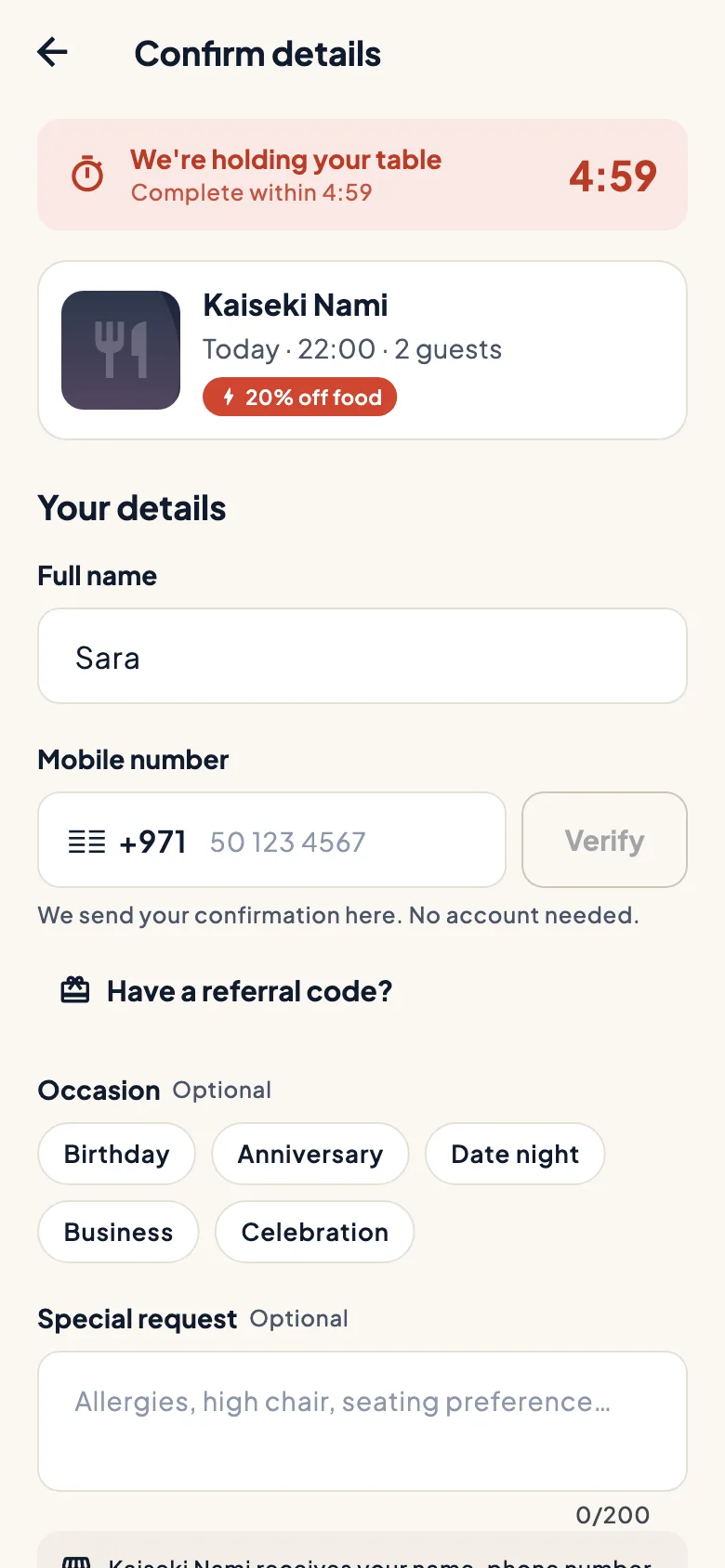 O ecrã Confirmar dados com os 5 minutos de reserva, o nome do cliente e o número de telemóvel